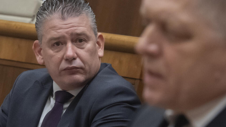 Na snímke vľavo minister vnútra SR Roman Mikulec (OĽANO) a vpravo opozičný poslanec Robert Fico (Smer-SD) počas mimoriadnej schôdze parlamentu v Bratislave v utorok 15. novembra 2022. Poslanci Národnej rady (NR) SR v utorok otvorili mimoriadnu schôdzu, na ktorej má opätovne čeliť odvolávaniu minister vnútra Roman Mikulec (OĽANO). Rokovanie inicioval opozičný Smer-SD, Mikulcovi vyčíta nezvládanie migračnej krízy a kritizuje aj riadenie rezortu. Slovensko podľa Mikulca migračnú vlnu zvláda dobre. 