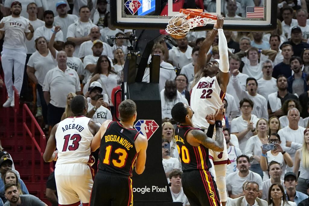 JB 34 Miami - Hráč Miami Heat Jimmy Butler (22) smečuje na kôš cez Bogdana Bogdanoviča (13) a Johna Collinsa (20) z Atlanty Hawks v 1. kole play off basketbalového zápasu zámorskej NBA v Miami 19. apríla 2022. FOTO TASR/AP
Miami Heat forward Jimmy Butler (22) dunks over Atlanta Hawks guard Bogdan Bogdanovic (13) and forward John Collins (20) during the second half of Game 2 of an NBA basketball first-round playoff series, Tuesday, April 19, 2022, in Miami. The Heat won 115-105. (AP Photo/Lynne