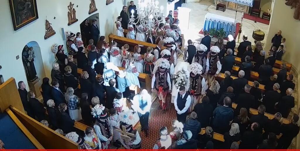 Kostol sa zaplnil do posledného miesta.