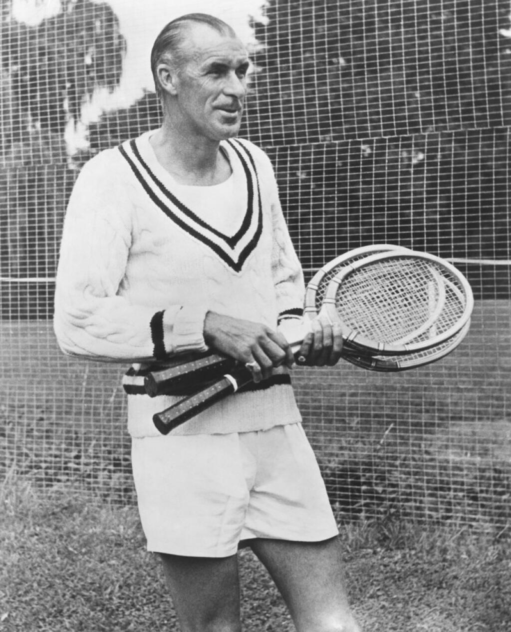 Bill Tilden (USA) Správy o sexuálnej orientácii 10-násobného grandslamového víťaza z medzivojnovej éry sú zahalené rúškom tajomstva. Po ukončení kariéry ho v roku 1946 policajti obvinili z toho, že mal sex v pohybujúcom sa aute so 14-ročným chlapcom. Tilden nemal pri sebe okuliare a podpísal priznanie bez toho, aby si ho prečítal. Strávil sedem a pol mesiaca vo väzení. V tom čase bola homosexualita trestná a o jeho orientácii kolovali rôzne klebety.