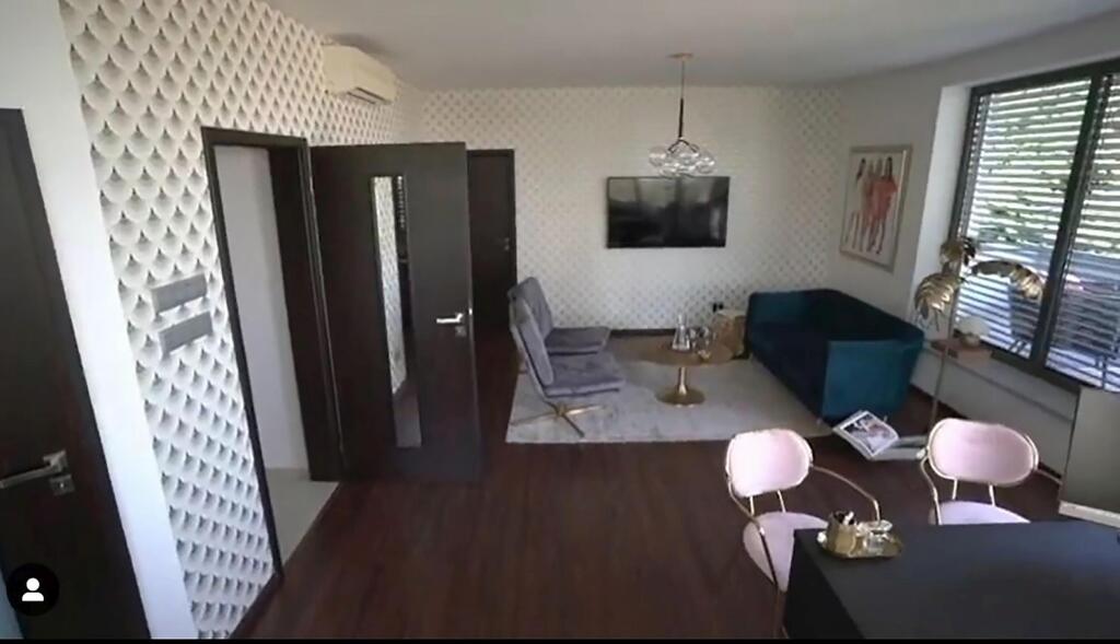 DOMÁCA KANCELÁRIA Drobová si časť domu prerobila na home office pre Fashion TV. Nechýba obývacia miestnosť, kuchyňa, kúpelňa či spálňa.