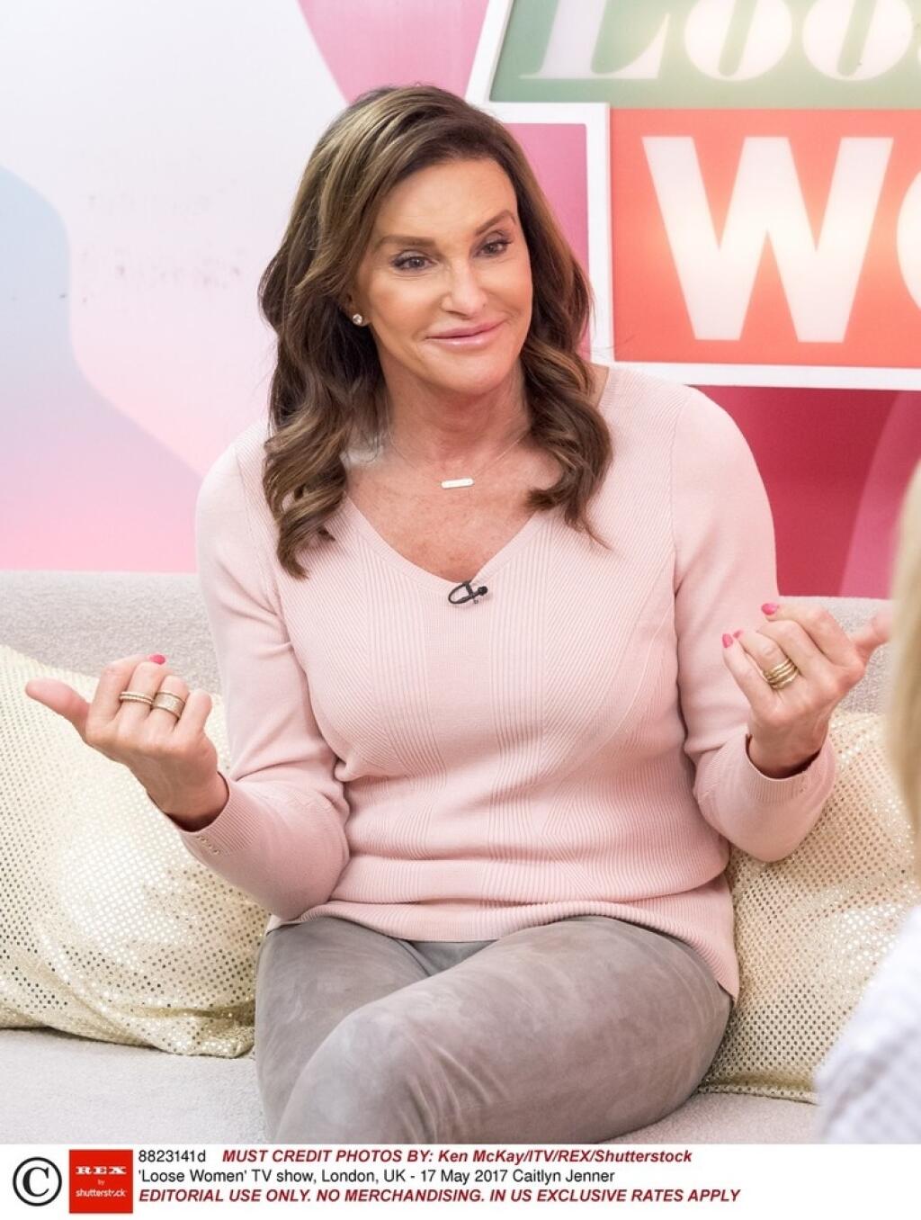 Caitlyn Jenner (USA) Olympijský víťaz má šesť detí s tromi manželkami, najznámejšie sú Kendall a Kylie, s ktorými účinkoval v reality šou Kardashianky a ich rodina. V roku 2015 priznal Bruce, že je transrodová osoba (nie transsexuál – pozn.) a nechal si zmeniť meno na Caitlyn. Od septembra je oficiálne ženou. Tvrdila, že ju vždy priťahovali ženy a nie muži a väčšina ľudí nepochopí jej rozpor medzi rodovou identitou a sexuálnou orientáciou. V súčasnosti sa považuje za asexuálku.