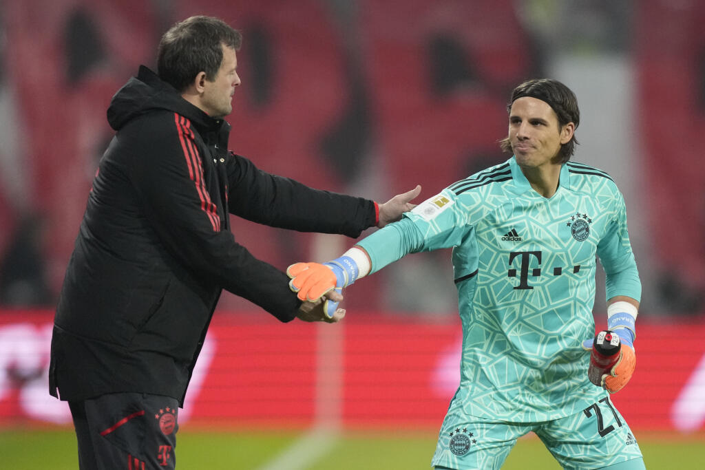 WA 34 Lipsko - Nová posila Bayernu Mníchov brankár Yann Sommer (vpravo) a tréner brankárov Bayernu Mníchov Toni Tapalovič si podávajú ruky pred zápasom 16. kola nemeckej Bundesligy RB Lipsko - Bayern Mníchov v Lipsku v piatok 20. januára 2023. FOTO TASR/AP
Bayern's goalkeeper Yann Sommer shakes hand with Bayern's goalkeeper coach Toni Tapalovic prior to the the German Bundesliga soccer match between RB Leipzig and FC Bayern Munich at the Red Bull Arena in Leipzig, Germany, Jan. 20, 2023. (AP