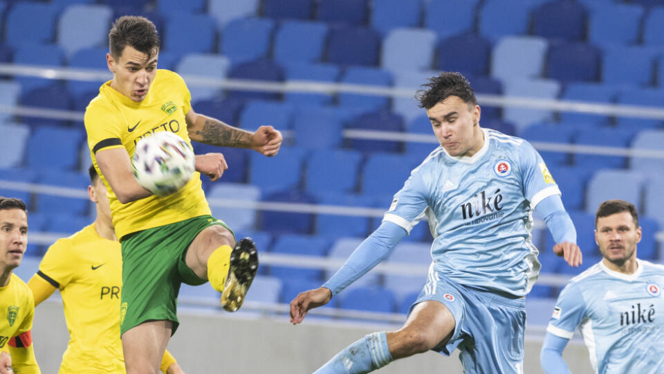 Na snímke vpravo v popredí David Strelec (Slovan) a s loptou Jakub Kiwior (Žilina) počas 18. kola Fortuna ligy ŠK Slovan Bratislava - MŠK Žilina 16. decembra 2020 v Bratislave. FOTO TASR - Pavel Neubauer