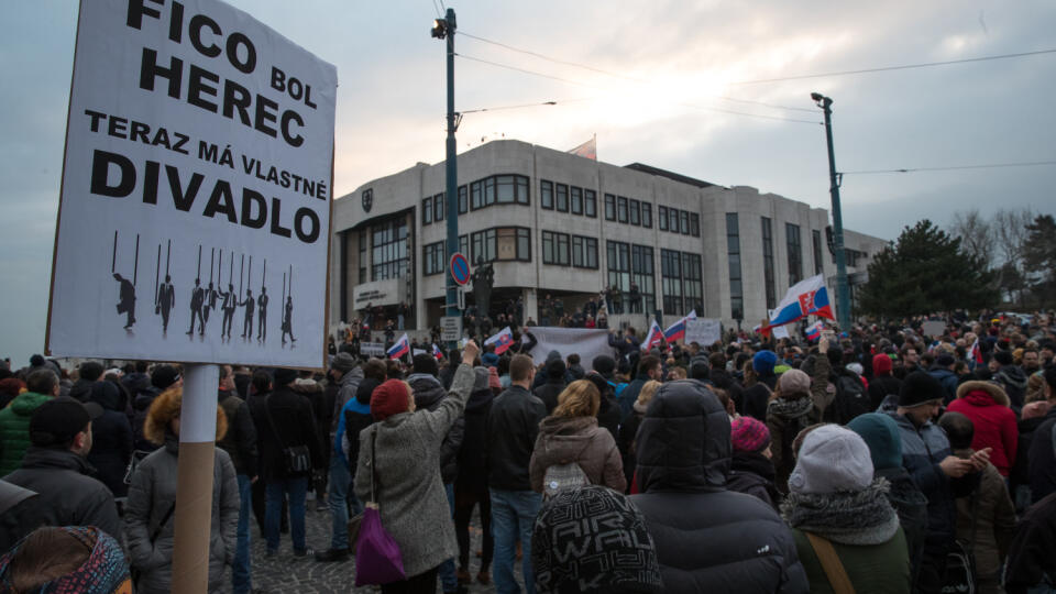 Vysokoškoláci si pochodom a zapálením sviečky uctili zavraždených Jána Kuciaka a Martinu Kušnírovú. 