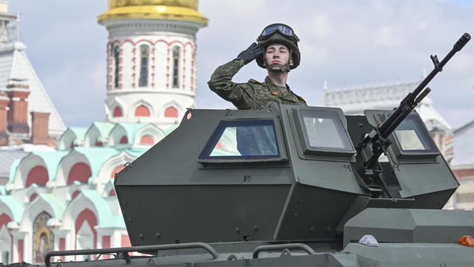 AZ22 Moskva - Na snímke ruský vojak počas vojenskej prehliadky pri príležitosti 80. výročia konca druhej svetovej vojny v Európe v Moskve 9. mája 2025. FOTO TASR/AP
A Russian soldier rides on an armored vehicle VPK-Ural in Red square during the Victory Day military parade in Moscow, Russia, Friday, May 9, 2025, during celebrations of the 80th anniversary of the Soviet Union's victory over Nazi Germany during the World War II. (Ilya Pitalev/Photo host agency RIA Novosti via AP)