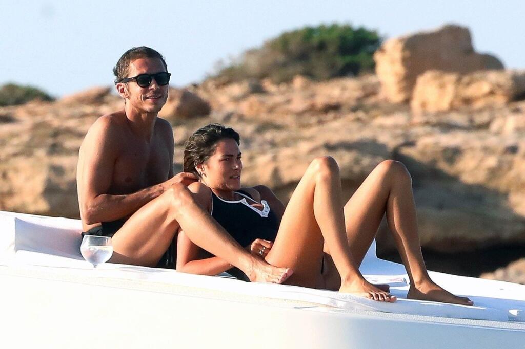 Párik je vďačným objektom paparazzi fotografov, ktorí na Francescu a Valentina striehnu najmä na dovolenke.