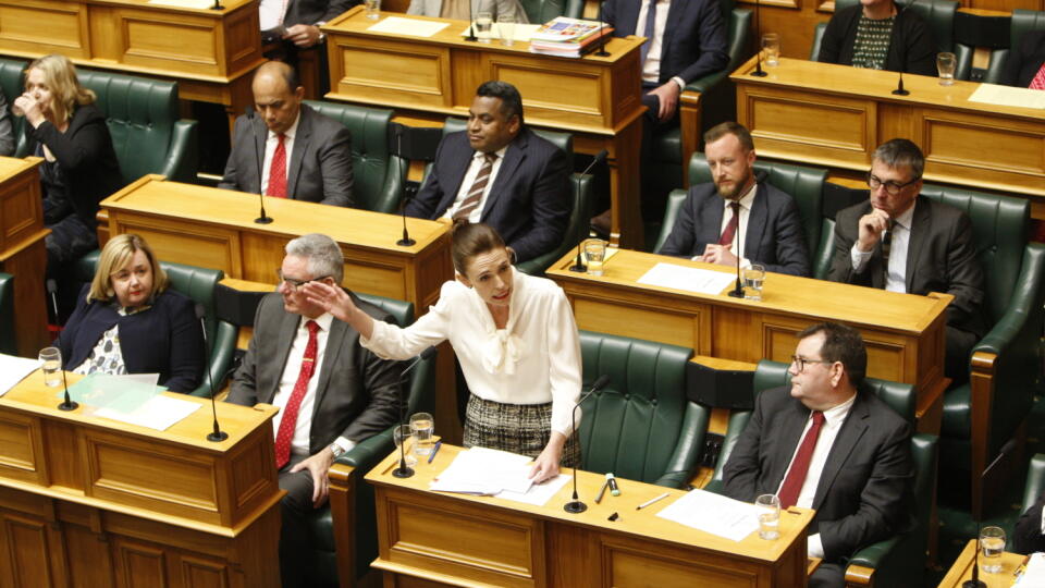 JB 8 Wellington - Novozélandská premiérka Jacinda Ardernová (uprostred) počas prejavu na zasadnutí parlamentu vo Wellingtone 2. decembra 2020, ktorý má deklarovať stav klimatickej núdze. FOTO TASR/AP
New Zealand Prime Minister Jacinda Ardern speaks in the parliament on Wednesday, Dec. 2, 2020, in Wellington. New Zealand joined more than 30 other countries from around the world by taking the symbolic step of declaring a climate emergency.(AP Photo/Nick Perry)