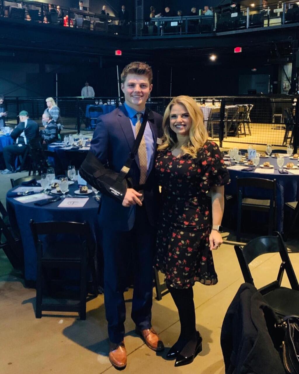 Mladého quarterbacka draftoval New York Jets a na drafte sa s ním objavila poriadne sexi blondína. Internet okamžite začal riešiť, ktože sa to objavil po Wilsonovom boku, až prišiel na to, že to nie je jeho priateľka, ale mama.