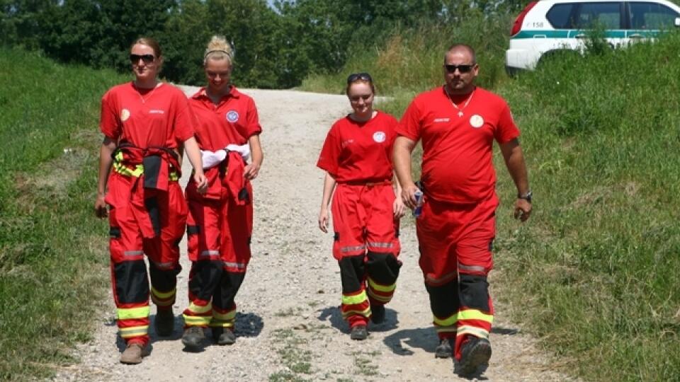 Mali by ste si osviežiť vedomosti o prvej pomoci. Poproste záchranárov alebo sa prihláste na kurz prvej pomoci.