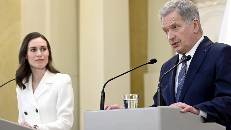 WA 50 Helsinki - Fínsky prezident Sauli Niinistö (vpravo) a premiérka Sanna Marinová počas spoločnej tlačovej konferencie v Helsinkách v nedeľu 15. mája 2022. Obaja štátnici oznámili, že Fínsko podá žiadosť o členstvo v NATO. FOTO TASR/AP



Finland's President Sauli Niinisto and Prime Minister Sanna Marin, left, attend the press conference on Finland's security policy decisions at the Presidential Palace in Helsinki, Finland, Sunday May 15, 2022. Finlandâ€™s president and government have announ