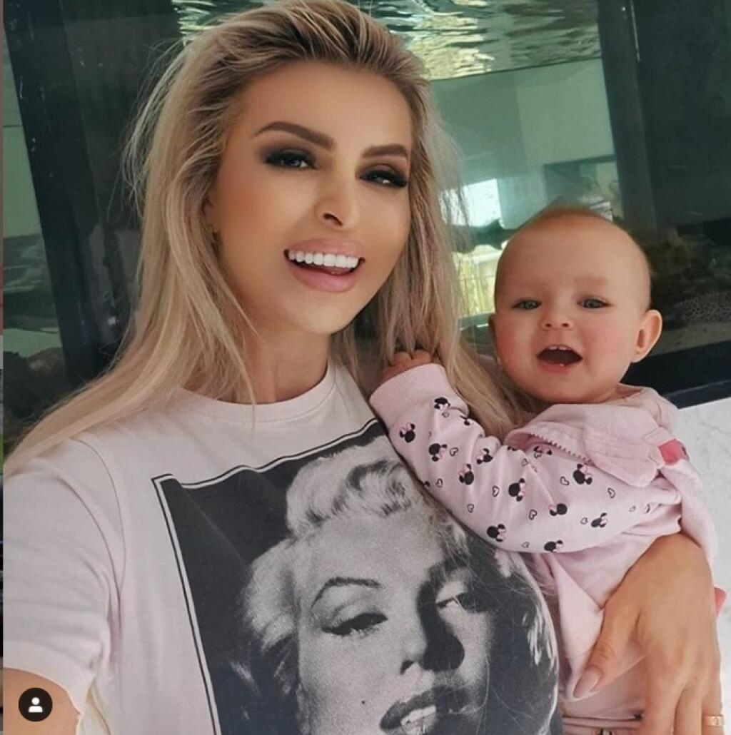 Playmate Lela Ceterová prezdradila, že so zápasníkom Karlosom Vémolom čakala dvojičky. O jedno dieťatko prišla. Vďačná je za dcérku Lili.