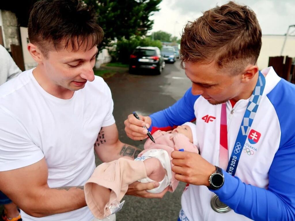 Jakub Grigar dostal netradičnú požiadavku - podpísať sa bábätku na plienku.