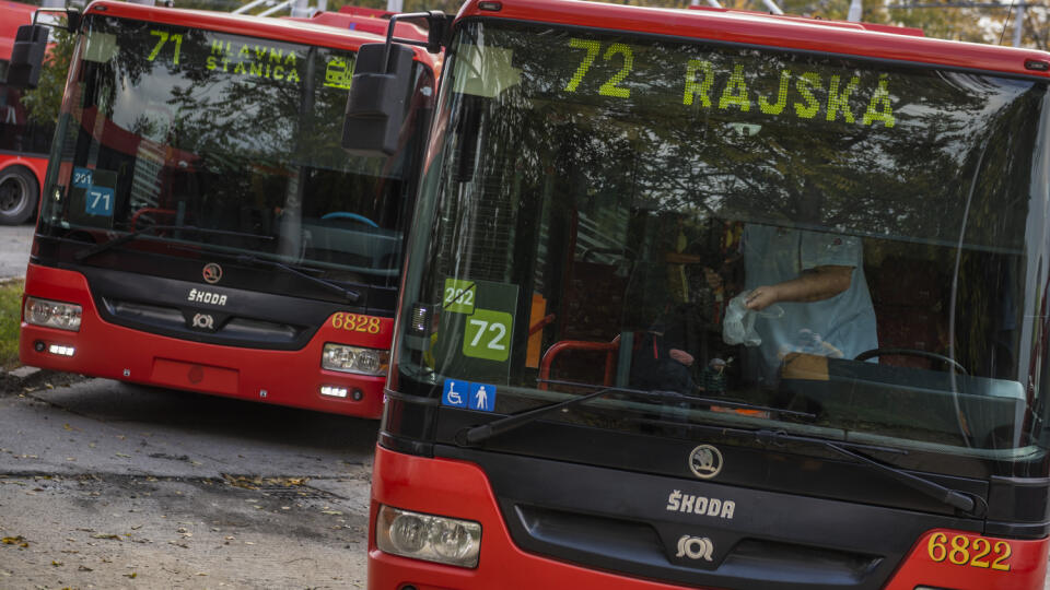 V bratislavskej mestskej hromadnej doprave (MHD) už nebudú od 1. novembra trolejbusy označené trojciferným číslom. K zmene dochádza po 40 rokoch. Na snímke premenované trolejbusové linky bratislavskej MHD 201 na číslo 71 a 202 na 72 na konečnej zastávke Čiližská, ktorá je oddnes opäť v prevádzke po oprave. V Bratislave 1. novembra 2021. FOTO TASR - Jaroslav Novák