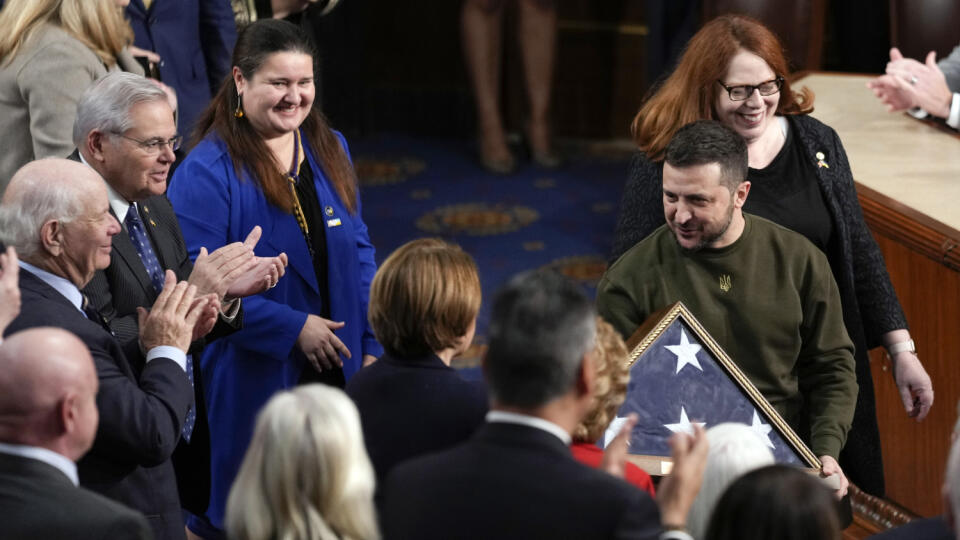 JB 44 Washington - Ukrajinský prezident Volodymyri Zelenskyj (druhý sprava) drží americkú zástavu, ktorú dostal ako dar od predsedníčky americkej Snemovne reprezentantov Nancy Pelosiovej po jeho prejave v americkom Kongrese vo Washingtone 21. decembra 2022. Pomoc smerovaná Ukrajine zo Spojených štátov nie je charitou ale investíciou do svetovej bezpečnosti. Vyhlásil to v stredu ukrajinský prezident Volodymyr Zelenskyj v príhovore, ktorý predniesol v americkom Kongrese. TASR o tom informuje podľa