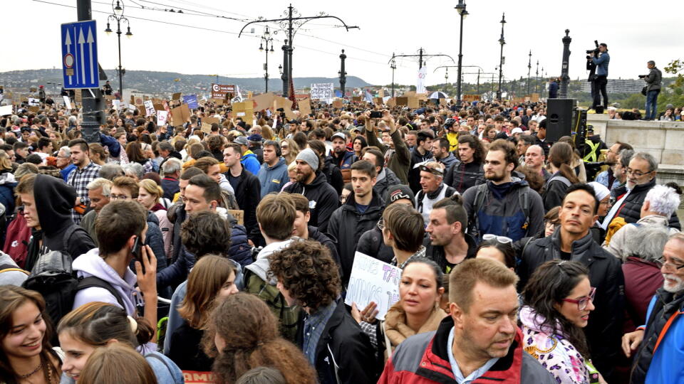 EBE 47 Budapešť - Na viacerých miestach Maďarska začali pedagógovia v stredu protestovať proti neudržateľnej situácii vo vzdelávaní a požadujú zvýšenie platov. Na snímke žiaci a študenti blokujú most Margit híd v centre Budapešti v Maďarsku 5. októbra 2022 počas jednodňového národného štrajku učiteľov požadujúcich vyššie mzdy. FOTO TASR/DUNA/MTI/ Peter Lakatos
Demonstrating pupils and students block Margaret Bridge in the centre of Budapest, Hungary, 05 October 2022, during the one-day nation