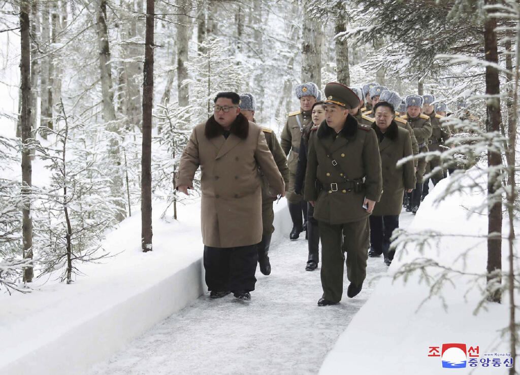 KK20 - Na nedatovanej snímke, ktorú vydala 4. decembra 2019 severokórejská vláda, severokórejský líder Kim Čong-un (uprostred) počas návštevy na posvätnej hore Pektu. Nezávislí novinári nedostali prístup na pokrytie udalosti, ktorú vydala severokórejská vláda. Je to už jeho druhá návšteva posvätnej hory za posledné dva mesiace. FOTO TASR/AP
This undated photo provided on Wednesday, Dec. 4, 2019, by the North Korean government shows North Korean leader Kim Jong Un, center, visits Mount Paektu are
