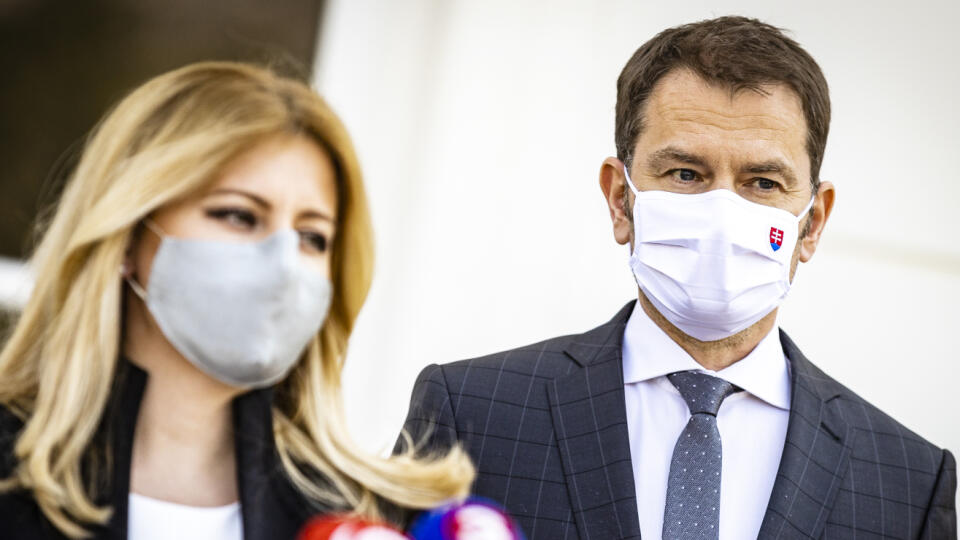 Najvyšší ústavní činitelia sa stretli na pozvanie prezidentky Zuzany Čaputovej v Prezidentskom paláci aby diskutovali o opatreniach vlády na obdobie Veľkonočných sviatkov. Na snímke Zuzana Čaputová a Igor Matovič.