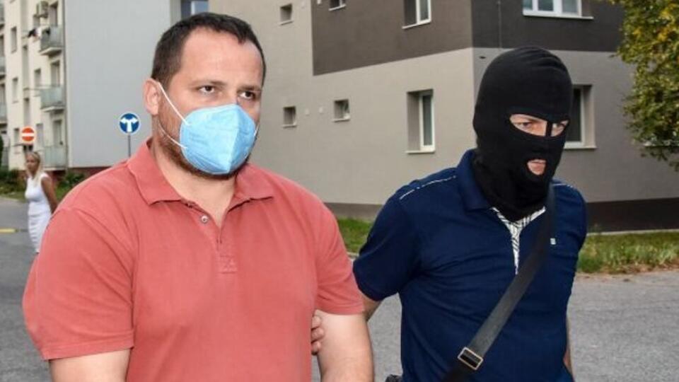 Vyšetrovateľ Pavol Ďurka prichádza v sprievode polície na Okresný súd Bratislava III
