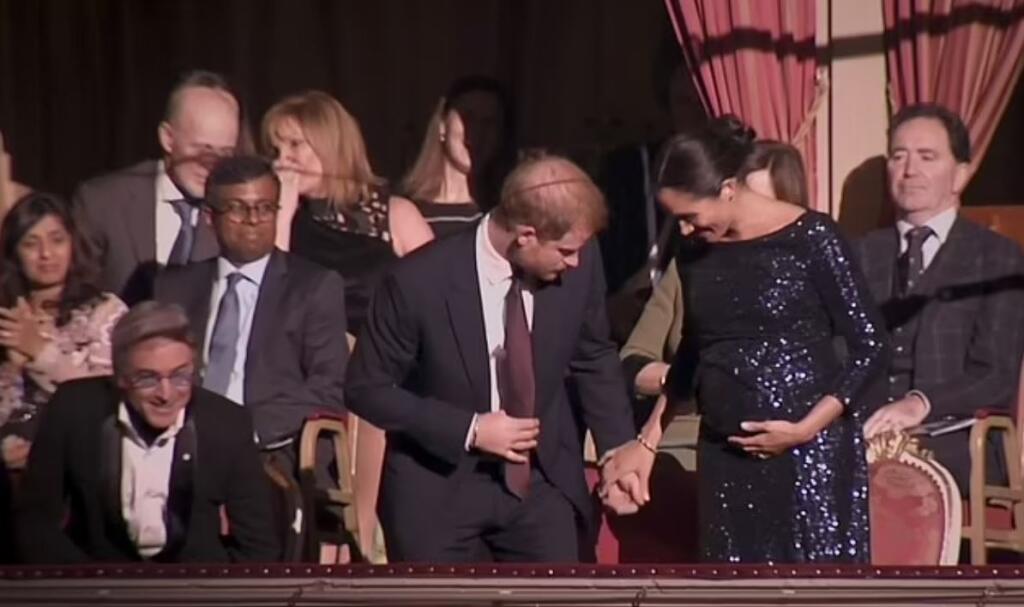 Harry a Meghan prichádzajú na predstavenie v londýnskej Royal Albert Hall.