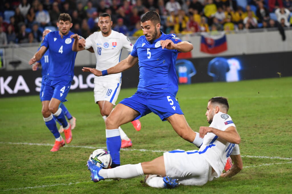 Borbélyho hodnotenie: V podstate ani nemusel hrať krajného obrancu, s tým sa veľmi dobre vysporiadal. Efektívne podporoval ofenzívnu činnosť mužstva, ukázal, čo je jeho prednosť, teda dobrú kopaciu techniku. Z ľavej strane ponúkal dobré efektívne centre, často strieľané po zemi do pokutového územia, čo ukázal aj pri prvom góle. Vie sa zapojiť do hry aj v krídelnom priestore.