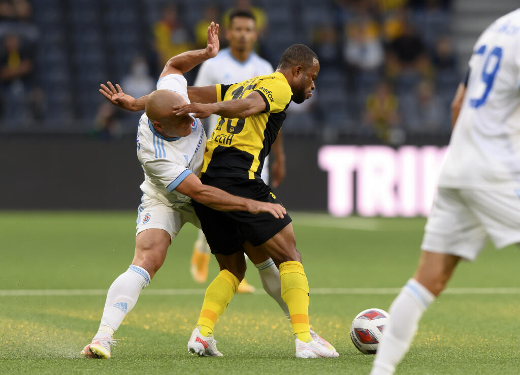 EBE 55 Bern - Na snímke zľava gruzínsky stredopoliar Slovana Džaba Kankava a konžský útočník Bernu Meschak Elia v odvete 2. predkola Ligy majstrov vo futbale Young Boys Bern - ŠK Slovan Bratislava v Berne 28. júla 2021. FOTO TASR/AP
Slovan Bratislava's Jaba Kankava, left, and Young Boys' Meschack Elia fight for the ball during the Champions League second qualifying round, second leg soccer match between Switzerland's Young Boys' Bern and Slovakia's SK Slovan Bratislava at the Wankdorf stadium
