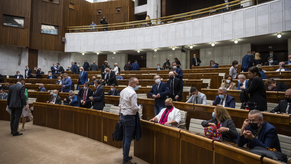 Poslanci schválili novely zákonov súvisiacich s treťou vlnou pandémie