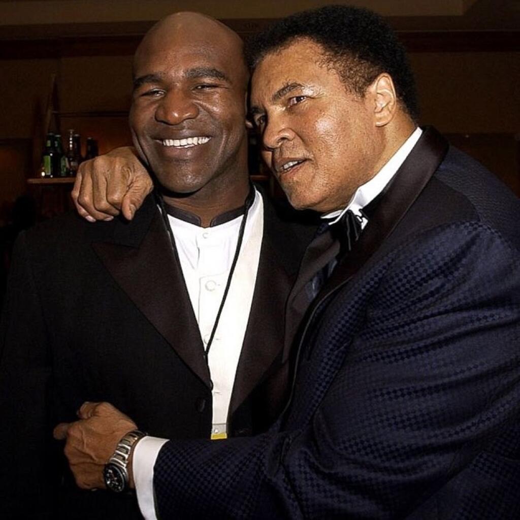 Evander Holyfield v spoločnosti Muhamada Aliho.