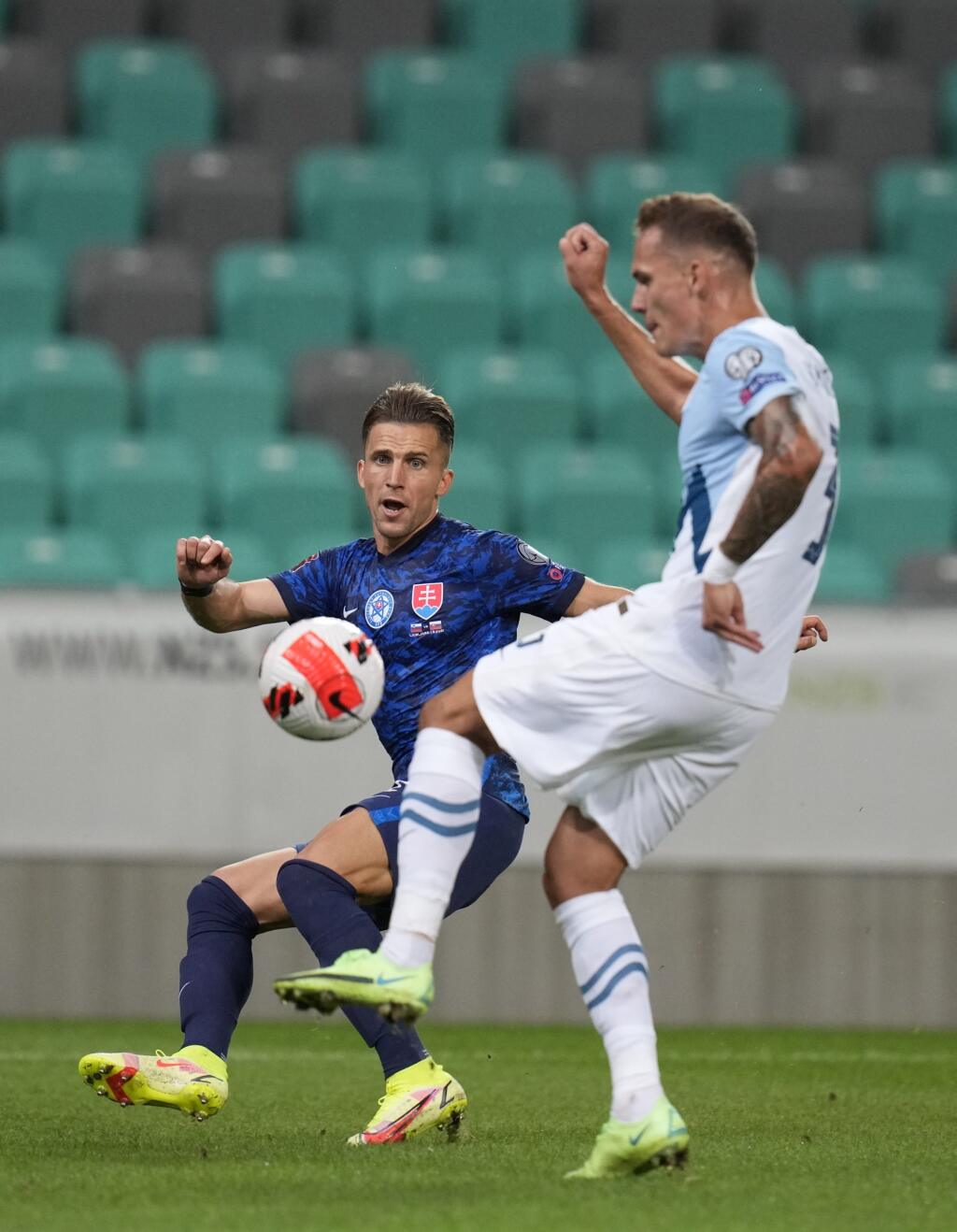 EBE 100 Ľubľana - Na snímke zľava slovenský hráč Peter Pekarík a slovinský hráč Jure Balkovec v zápase H-skupiny kvalifikácie MS 2022 vo futbale Slovinsko - Slovensko v Ľubľani 1. septembra 2021. FOTO TASR/AP
Slovakia's Peter Pekarik, left, competes for the ball with Slovenia's Jure Balkovec during the World Cup 2022 group H qualifying soccer match between Slovenia and Slovakia at the Stozice Sports Park stadium in Ljubljana, Wednesday, Sept. 1, 2021. (AP Photo/Darko Bandic)