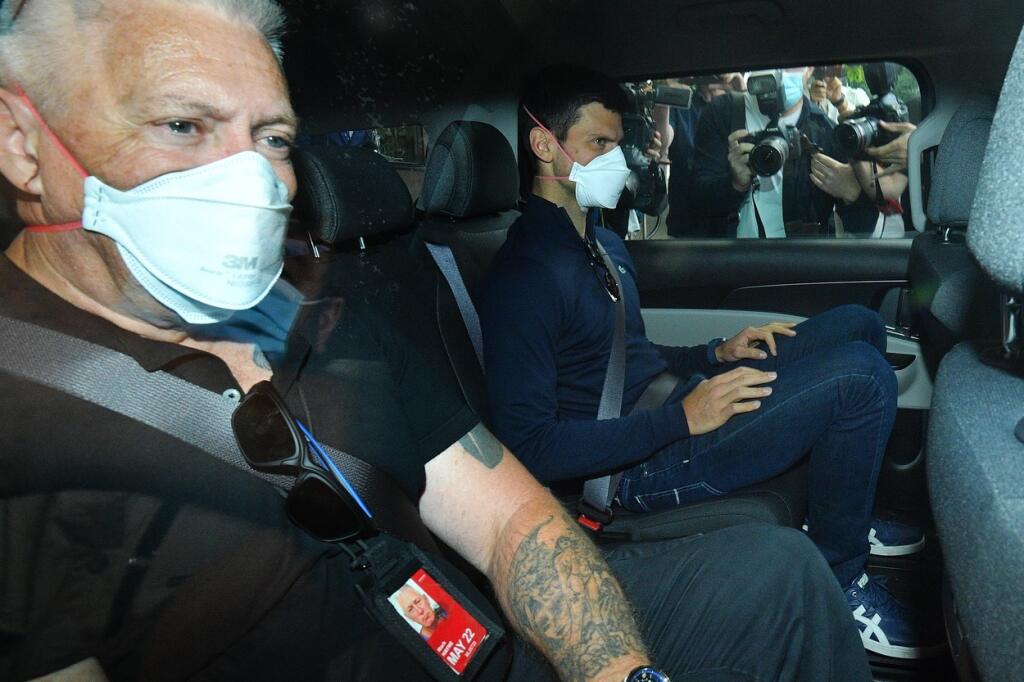 Novaka Djokoviča odviedli autom z detenčného hotela na súd.