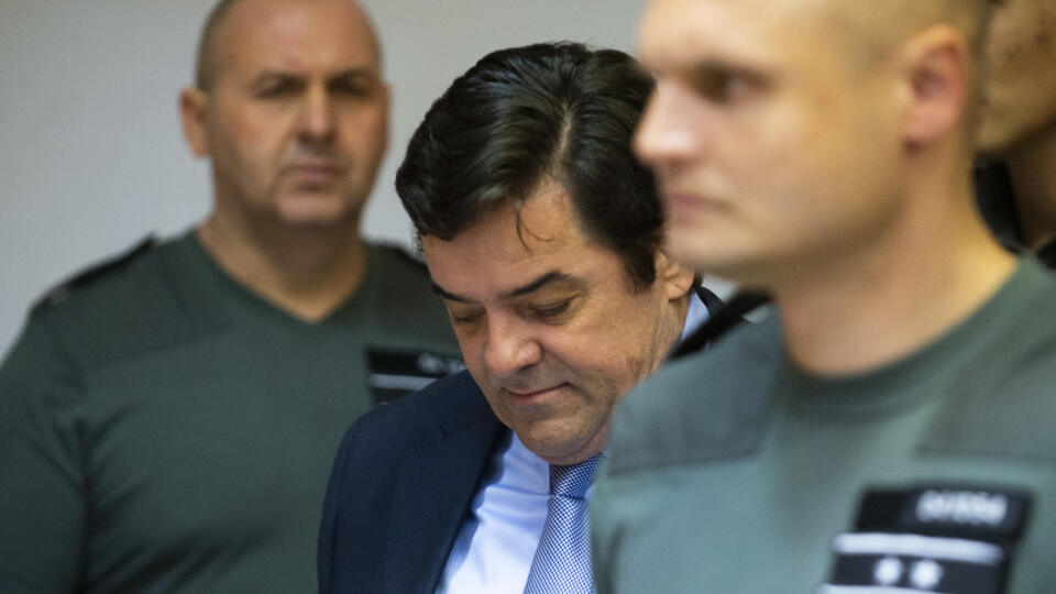 Na snímke uprostred obžalovaný Marian K. počas súdneho pojednávania v kauze falšovania zmeniek TV Markíza a marenia spravodlivosti v Ústave na výkon väzby (ÚVV) v Bratislave v pondelok 28. októbra 2019. FOTO TASR – Jakub Kotian