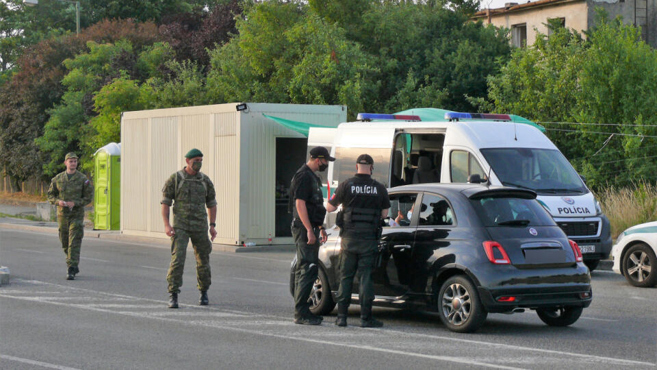 Všetky bývalé hraničné priechody tretej kategórie sú od piatka rána otvorené, polícia spolu s armádou, príslušníkmi Finančnej správy (FS) SR a Zboru väzenskej a justičnej stráže (ZVJS) naďalej vykonáva kontroly plnenia karanténnych povinností osôb pri vstupe na územie Slovenska. Na snímke kontrola na hraničnom priechode do Rakúska Jarovce - Kittsee, kde asistujú aj príslušníci armády SR v piatok 9. júla 2021. FOTO TASR - Miroslav Košírer