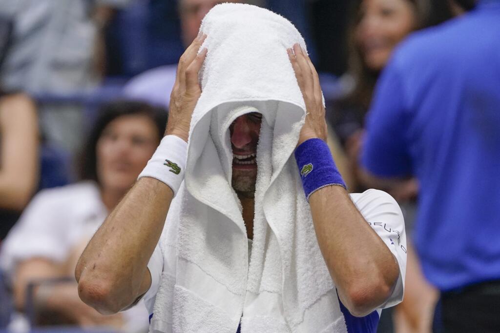 KK14 New York - Srbský tenista Novak Djokovič plače na lavičke počas zápasu proti Rusovi Daniilovi Medvedevovi vo finále mužskej dvojhry na grandslamovom turnaji US Open 12. septembra 2021 v New Yorku. Ruský tenista Daniil Medvedev sa stal víťazom mužskej dvojhry na US Open a získal prvý grandslamový titul v kariére. Vo finále zvíťazil po životnom výkone ako nasadená dvojka nad turnajovou jednotkou Srbom Novakom Djokovičom 6:4, 6:4, 6:4 a prekazil mu kalendárny Grand Slam. FOTO TASR/AP
Novak Djo
