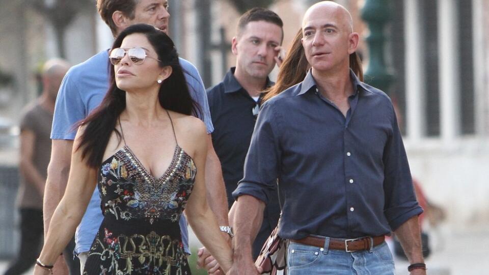 Miliardár Jeff Bezos s novou frajerkou Lauren Sanchez si dosýta užívajú Benátky.