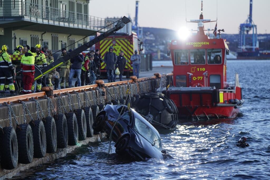 Dvoch motoristov, ktorí sa vo štvrtok po havárii auta ocitli v mrazivej vode fjordu pri nórskej metropole Oslo, zachránila plávajúca sauna.