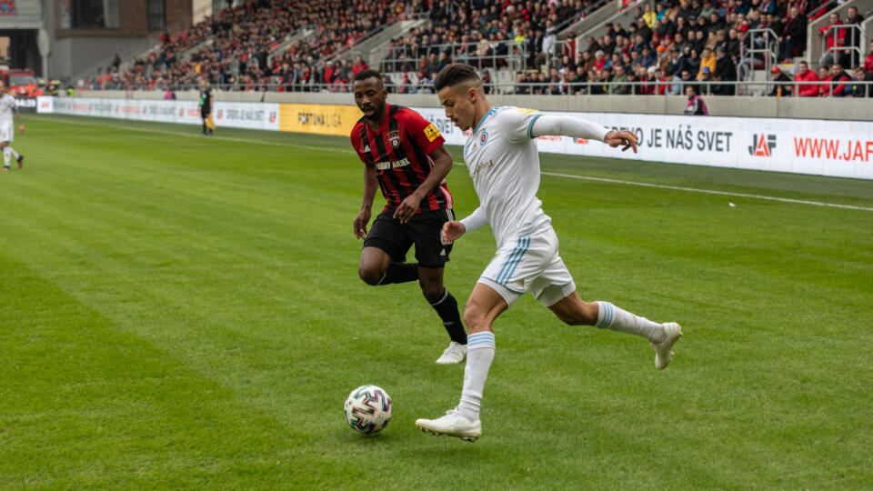 Futbaloví zápas medzi FC Spartak Trnava a ŠK Slovan na Trnavskom štadióne.