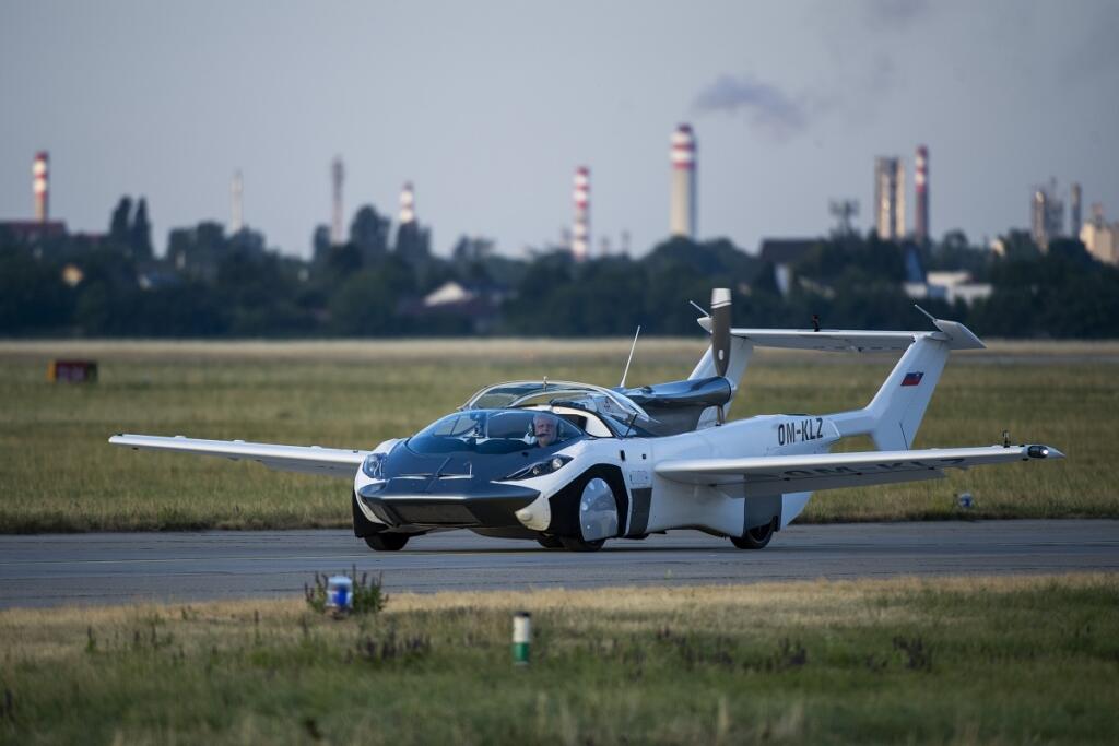 Takto pristálo lietajúce auto AirCar na bratislavskom letisku M. R. Štefánika