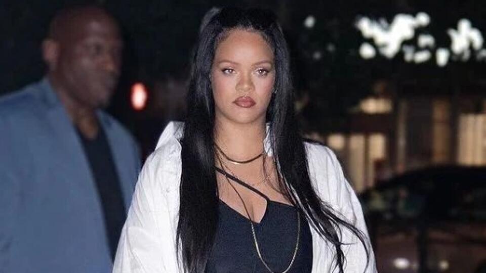 Rihanna v minišatách.