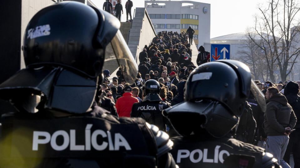 Policajti dohliadali na zápas už hodiny pred výkopom.