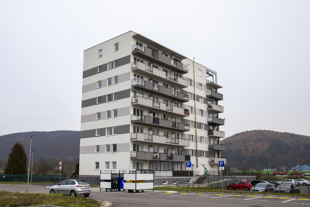 V tomto bytovom dome sa naposledy Šulová stretávala s Lobotkom. Byt je pritom písaný na mamu nášho futbalistu.