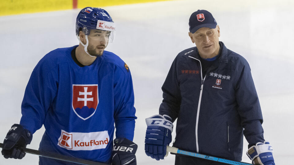 Na snímke sprava tréner Craig Ramsay a Róbert Lantoši diskutujú počas tréningu slovenskej hokejovej reprezentácie v Bratislave na Veľkonočný pondelok 10. apríla 2023.