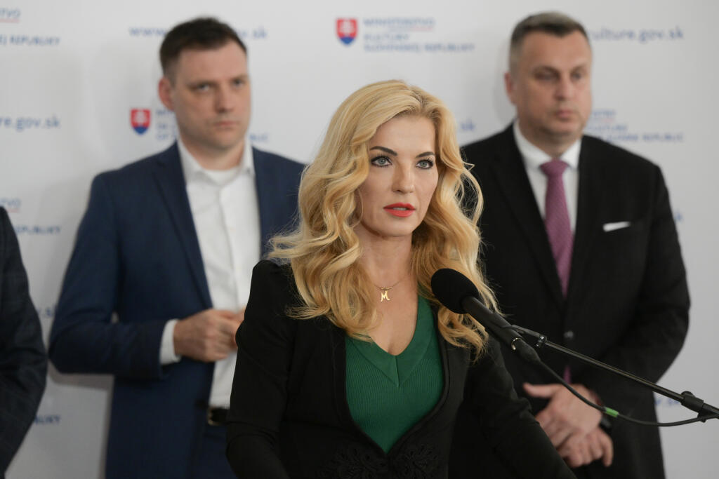 Ministerka SR Martina Šimkovičová, podpredseda vlády a minister životného prostredia Tomáš Taraba a podpredseda parlamentu Andrej Danko počas tlačovej konferencie na tému Návrh zákona o Slovenskej televízii a rozhlase.