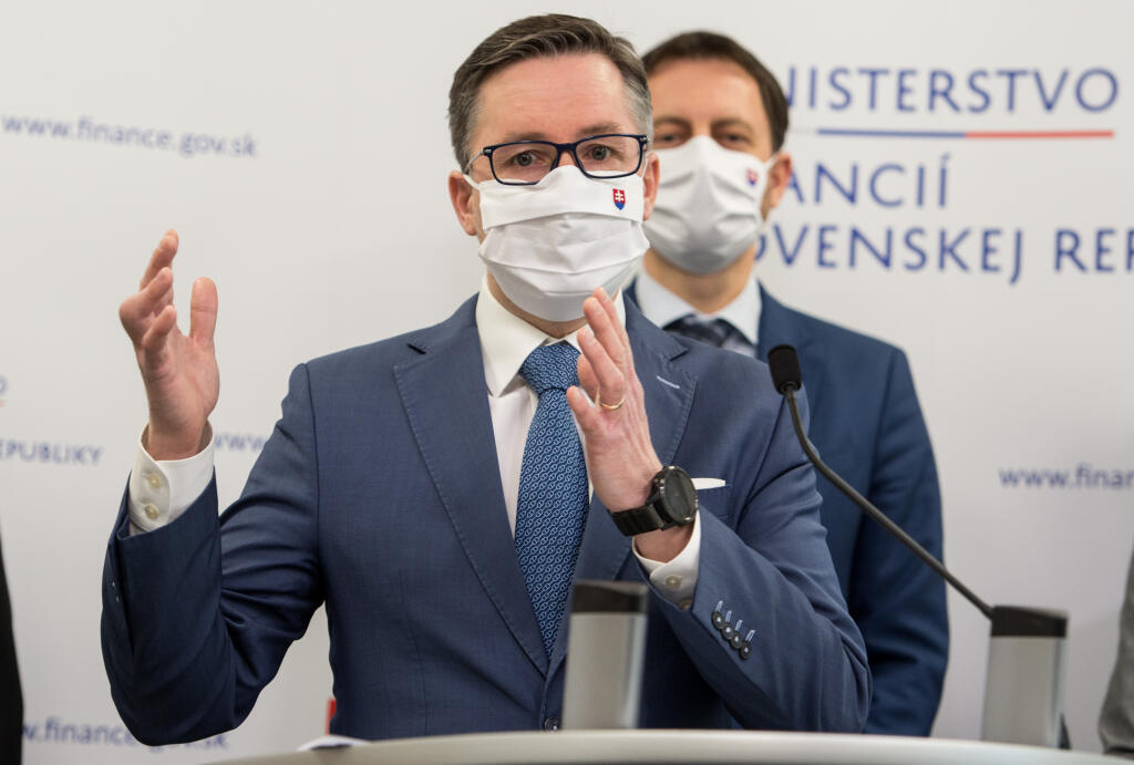 Na snímke v pozadí minister financií SR Eduard Heger (OĽaNO) a predseda predstavenstva Slovenská elektrizačná prenosová sústava (SEPS) Peter Dovhun počas tlačovej konferencie v Bratislave 11. februára 2021. Téma: Predstavenie nových členov predstavenstiev SZRB a SEPS. FOTO TASR - Martin Baumann	
