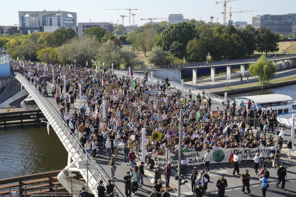 KK9 Berlín - Demonštranti pochodujú v rámci globálneho klimatického štrajku hnutia Piatky pre budúcnosť neďaleko úradu spolkového kancelára 20. septembra 2024 v Berlíne. FOTO TASR/AP
Demonstrators of the Fridays For Future movement march through the government district near the chancellery, back ground left, as they take part in a Global Climate Strike in Berlin, Germany, Friday, Sept. 20, 2024. (AP Photo/Markus Schreiber)