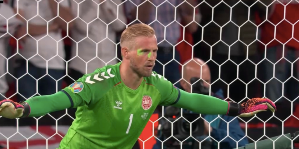 Pri penalte Schmeichelovi svietili laserom do očí.