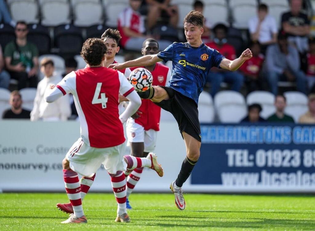 Hoci mal na stole ponuky z viacerých európskych veľkoklubov, pred piatimi rokmi sa upísal Manchestru United. Rodák z Vranova nad Topľou Martin Šviderský tak dnes trénuje s hviezdnym Cristianom Ronaldom či Marcusom Rashfordom, a v tíme do 23 rokov čaká na svoju príležitosť nastúpiť po ich boku aj v súťažnom zápase.