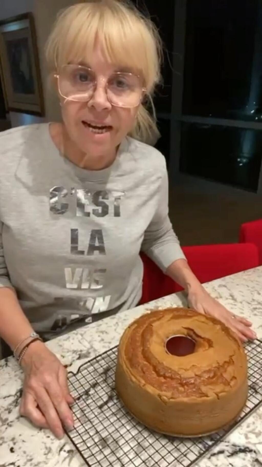Villafenová začal a na sociálny siete pridávať videá o varení.