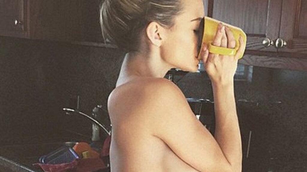 Lindsey Pelas sa na Instagrame pochválila takouto odvážnou fotkou.