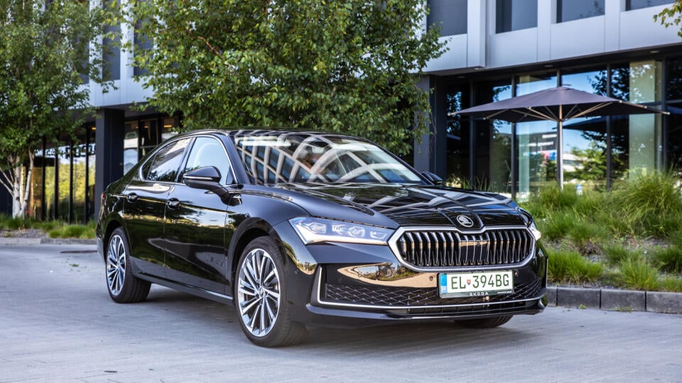 Na snímke Škoda Superb - plug in hybridný luxusný sedan
