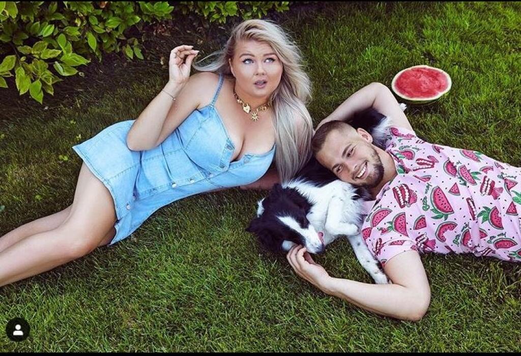 Evelyn vystavuje svoje krivky na obdiv.